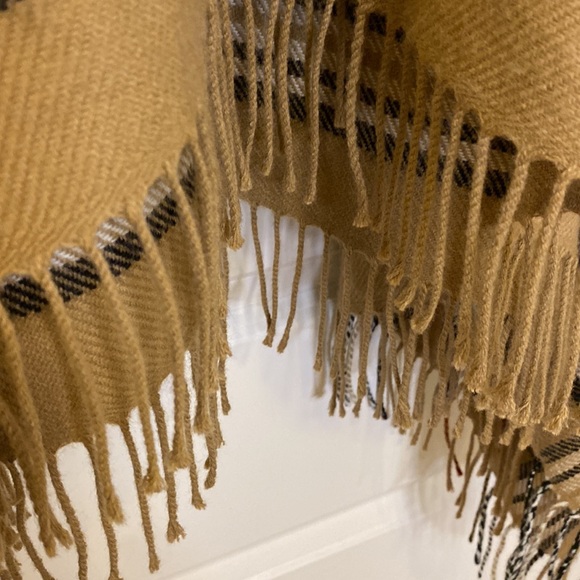 V. FRAAS Plaid Ruana women’s tan red and black open wrap/shawl - Picture 13 of 14